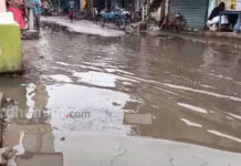 পানাগড় বাজারে জল থইথই রাস্তা, নালার জল উপচে রাস্তায়