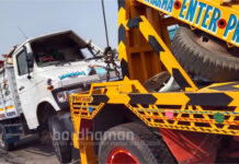 জাতীয় সড়কের পানাগড়ে ট্রাক উল্টে গুরুতর জখম চালক