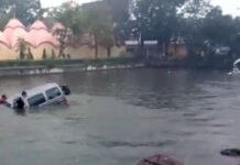 বর্ধমানে ১০৮ শিবমন্দিরের জলাশয়ে পড়ে গেল ২টি গাড়ি