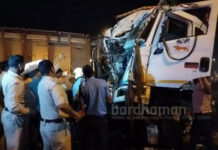 দুর্গাপুরে জাতীয় সড়কে ট্রাক-ডাম্পার সংঘর্ষে গুরুতর চালক