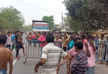 কাঁকসার পিয়ারীগঞ্জে সড়ক দুর্ঘটনায় জখম ১, রাস্তা অবরোধ স্থানীয়দের