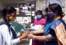 নারী দিবসে দুর্গাপুরে মাধ্যমিকের ছাত্রীদের জল-চকোলেট-পেন-মাস্ক দেওয়া হল