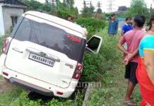 দুর্গাপুরে ডাম্পারের ধাক্কায় ড্রেনে নামল স্করপিও