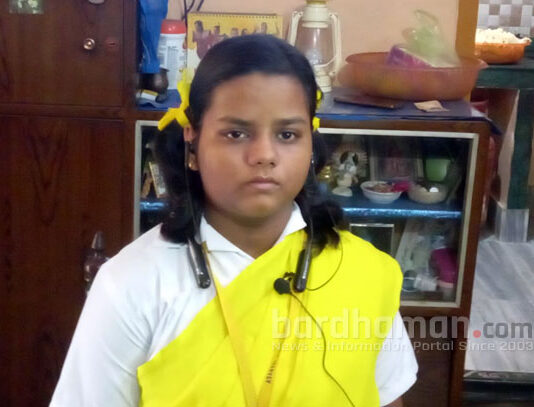 মাধ্যমিকে মেয়েদের মধ্যে প্রথম রানীগঞ্জের অনন্যা