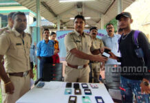 ট্রেনে হারানো মোবাইল উদ্ধার করে মালিকদের ফেরাল অন্ডাল জিআরপি