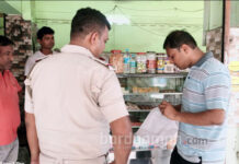 অন্ডালে নিষিদ্ধ প্লাস্টিকের বিরুদ্ধে অভিযান প্রশাসনের, জরিমানা ক্রেতা-বিক্রেতার