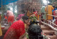 কাঁকসার রাঢ়েশ্বর শিব মন্দিরে ভক্তদের উপচে পড়া ভিড়