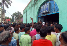 রেশনে কারচুপির অভিযোগে পাণ্ডবেশ্বরে ডিলারকে ঘিরে বিক্ষোভ