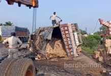 জাতীয় সড়কে ভোজ্যতেল বোঝাই ট্রাক উল্টে বিপত্তি