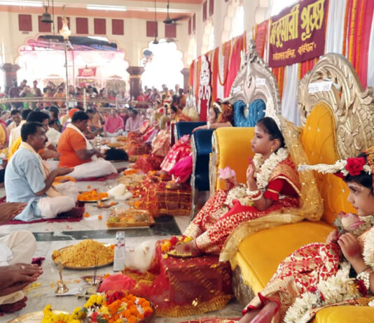 মহানবমীতে বর্ধমানের সর্বমঙ্গলা মন্দিরে নব কুমারী পুজো