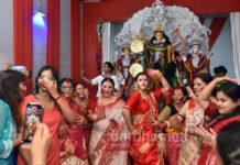 বিজয়া দশমীতে বর্ধমানে সিঁদুর খেলায় শুভশ্রী