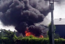 জাতীয় সড়কের পাশে পরিত্যক্ত কারখানায় আগুন