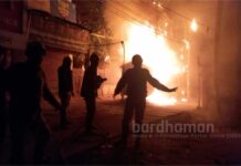 বর্ধমান শহরের মনিমার্ট এলাকায় আগুনে ভস্মীভূত ৩টি দোকান