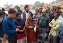 বর্ধমানে ধান বিক্রির ভ্রাম্যমাণ শিবির পরিদর্শনে জেলাশাসক সহ অন্যান্য আধিকারিক ও জনপ্রতিনিধিরা