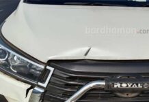 অল্পের জন্য বড়সড় দুর্ঘটনা থেকে রেহাই পেলেন শম্পা ধাড়া