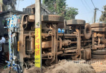 বালি বোঝাই ডাম্পার উল্টে বাড়ির দেওয়াল ভেঙে মৃত ১, জখম ১