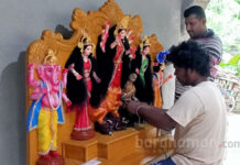পূর্বস্থলীর যুবকের তৈরি ফাইবারের দুর্গা মূর্তি যাচ্ছে আমেরিকায়